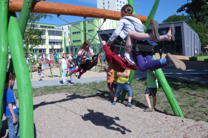 Schaukel Kinder auf dem Schulhof
